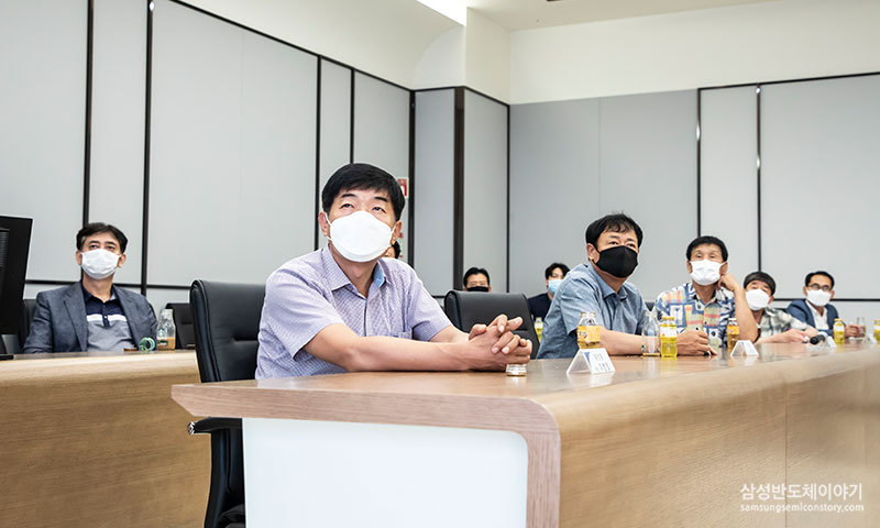 소통협의회에 열심히 참여하는 중인 위원들