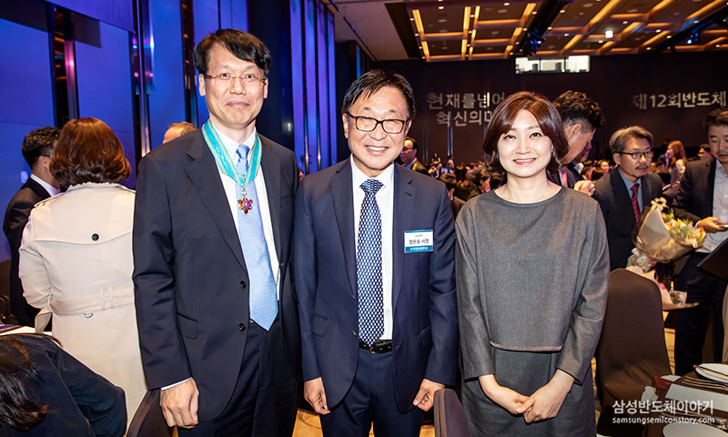 김민구 전무(왼쪽)와 삼성전자 정은승 사장(가운데)
