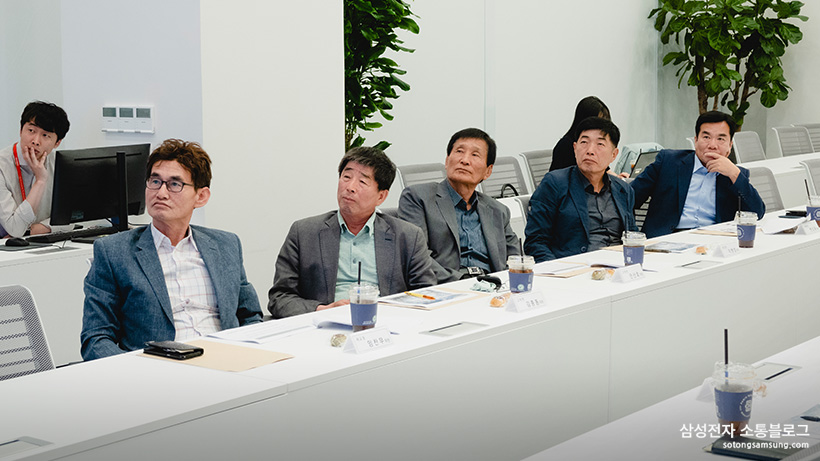 회의를 경청하는 소통협의회 위원들